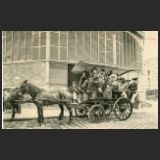 Tapissière devant le marché Saint-Pierre à Montmartre (source CPArama)
