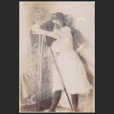 Femme européenne prenant une photographie (source Delcampe).